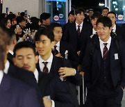 클린스만호, 전훈지 UAE로 출국… "아시안컵 트로피 들어올릴 것"