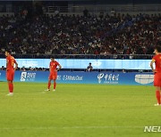 홍콩 축구, 39년 만에 중국에 승리…中 3명 퇴장