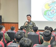 강연하는 이영수 공군참모총장