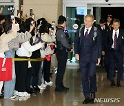 출국하는 위르겐 클리스만 국가대표팀 감독