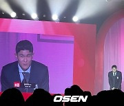 '드디어 올해의 선수 수상' 김민재, "당연하지만 앞으로 더 최선... 아시안컵 우승하겠다" [오!쎈현장]