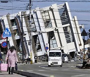 일본 강진에 힘없이 쓰러진 7층 건물…"집은 파손, 도로는 갈기갈기"