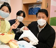 강북삼성병원 첫둥이 만난 오세훈···"탄생응원 정책 종합제공"