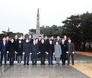 충주시의회, ‘충혼탑 참배’로 새해 첫 출발