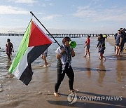 USA NEW YEAR SWIM