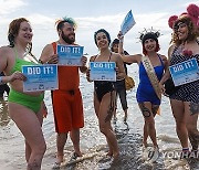 USA NEW YEAR SWIM