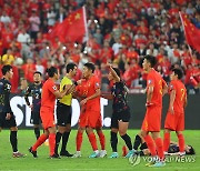 홍콩, 29년 만에 축구로 본토 제압…중국은 퇴장만 3명