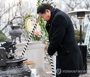 충렬탑 참배로 새해 일정 시작하는 신경호 강원교육감