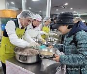 떡국 배식 봉사하는 이응우 계룡시장