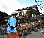 [포토] 붕괴된 日 건물들…수색 나선 구조대원