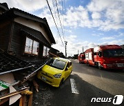 [포토] '차 위로 집이 기우뚱' 지진 피해 속출하는 日