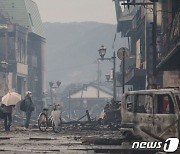 무너지는 집서 조카부터 감싼 고모, 망연자실한 아버지…日 강진 그후