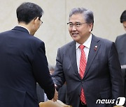 참석자들과 인사하는 박진 외교장관