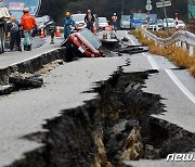 日 강진 피해지역 "도로 단절로 급수 어려워…통신두절도"