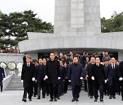 한화 방산3사, 국립현충원 참배로 2024년 업무 시작