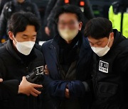 경찰, 이재명 대표 급습 피의자 구속영장 신청…살인미수 혐의