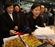 [포토] 전통시장 찾은 오영주 중기부 장관