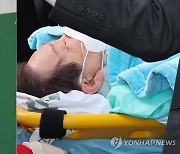 '피습 이재명' "가족 외 면회 불가"...이틀째 중환자실서 치료