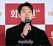 [MD포토] 김우빈 '대답도 듬직하게'