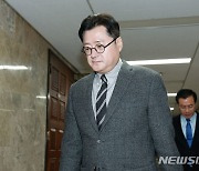 비상의원총회 참석하는 홍익표 더불어민주당 원내대표