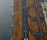 하네다 공항 활주로에 남은 충돌 항공기 잔해들