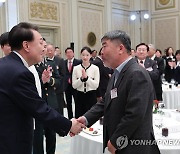 윤석열 대통령, 김동명 한국노총 위원장과  인사