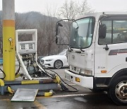 진천서 5t 화물차, LPG 충전기 들이받아…인명피해 없어