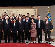 부총리 및 장관과 기념 촬영하는 윤석열 대통령