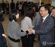 직원들과 인사하는 정승윤 위원장 직무대리