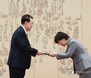 윤석열 대통령, 송미령 농림축산식품부 장관 임명장 수여