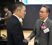 [포토]인사 나누는 이필수 의협회장-박민수 복지부 2차관