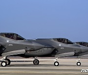 임무 출격 앞두고 결의 다지는 F-35A 조종사