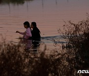 [포토] "가자 미국으로" 멕시코서 맨몸으로 강 건너는 모녀