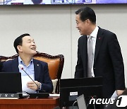 여야 간사와 이야기 나누는 김철민 위원장