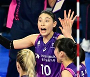 ‘김연경 끝내기 득점포’ 흥국생명, IBK 잡고 선두 추격…현대캐피탈은 KB손보 꺾고 ‘4연승’