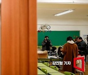 [포토]초등학교 입학통지서 제출하는 학부모와 예비 신입생