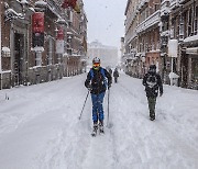 스페인 하루 50㎝ 눈폭탄… “스키타고 외출합니다”