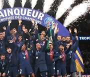 [VIDEO] Behind the scenes: Kylian Mbappe & PSG celebrate French Supercup title