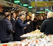 [머니S포토] 김동연 지사, 파주 금촌통일시장 찾아