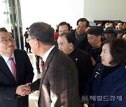 '기묘한 표정' 이정현, 고별인사 4년만 광양서 '짠'