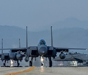 활주로로 이동하는 F-15K