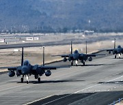 활주로로 이동하는 F-15K 편대