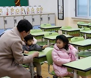 초등학교 입학 앞두고 교실 둘러보는 어린이와 학부모