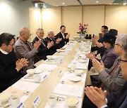 역대 문체부 장관 10명 한 자리…유인촌 "고견, 정책에 반영할 것"(종합)