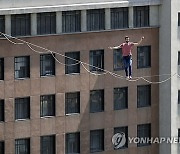 CHILE TIGHTROPE