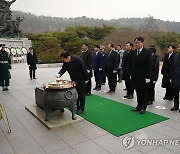 현충원 참배하는 곽대훈 새마을운동중앙회장