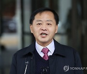 취재진 질문에 답하는 구본창씨