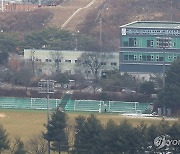 경기장 밖으로 정렬된 축구 골대