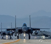 활주로로 이동하고 있는 F-15K 편대