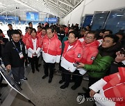 개회식 내용 듣는 한덕수 총리